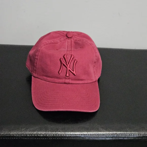 NWOT: New York Yankees Tonal Logo Dad Hat - OS - Picture 7 of 11
